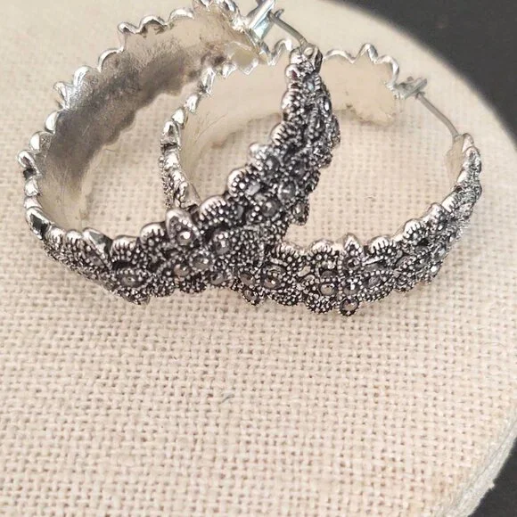 Textured silver hoop earrings with black detail - Picture 5 of 10